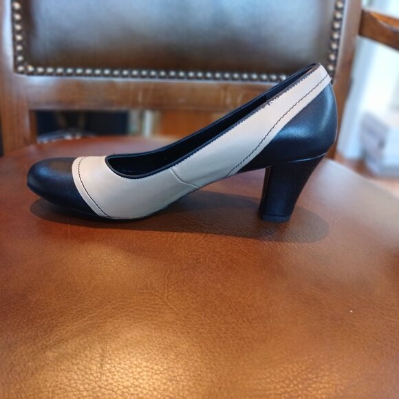 Stout heeled pumps in taupe and black leather. - Picture 5 of 5